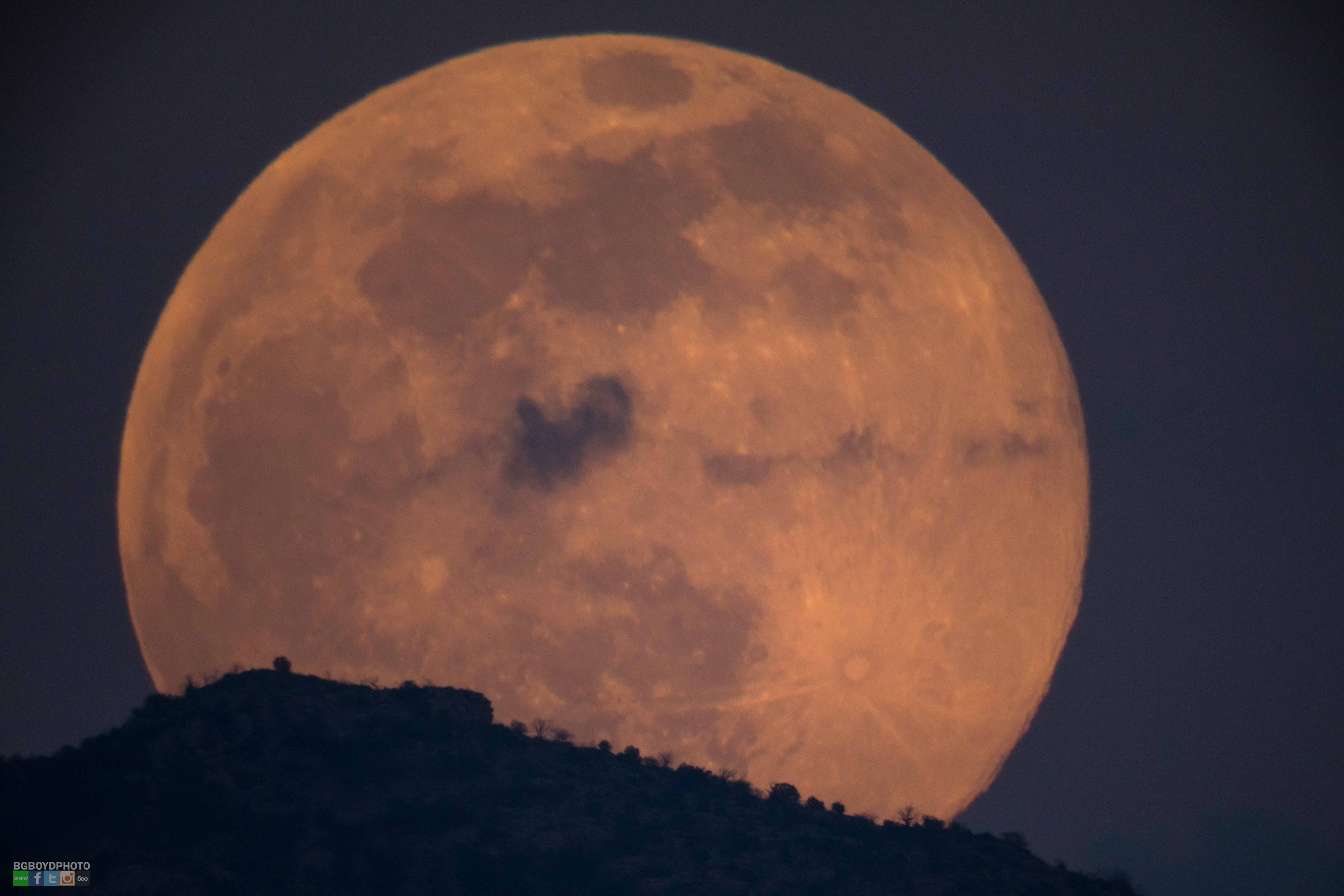 Spooky 'Honey' Moon Casts Glow on Friday the 13th (Photos)
